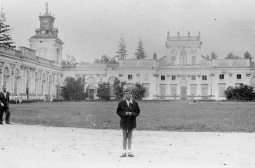 Marek Penconek na dziedzińcu pałacu wilanowskiego, fot. S. Siwczyk, 2.09.1951, z archiwum M. Penconka