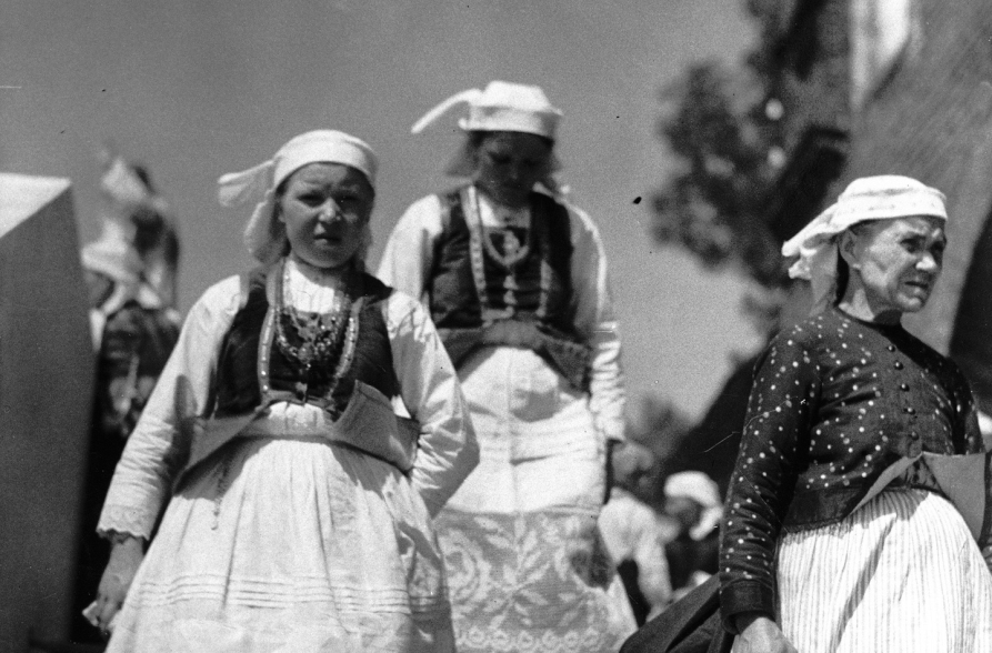 Uczestniczki uroczystości w strojach kurpiowskich przed kościołem w Myszyńcu, 1937, fot. Narodowe Archiwum Cyfrowe